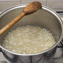 Por que a colher de pau impede a água de transbordar? A física por trás da espuma do macarrão na panela - Portal Giro 10