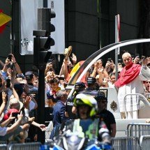 Papa pede fim das 'narrativas divisivas' no 1º dia de sua visita à Espanha - Javier SORIANO / AFP
