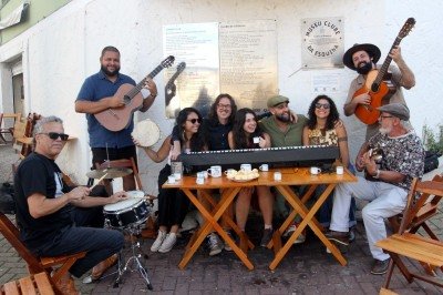  27/05/2026. Credito: Jair Amaral/EM/DA Press. Os descendentes do Clube da Esquina. Musicos se reunem em frente do museu do Clube da Esquina, na rua Divinopolis com rua ParaisÃ³polis, bairro Santa Tereza. Na foto, Rae Medrado, Carol Almeida, Gabriel Guedes, Julia Guedes, Marcelo Dande, Barbara Barcelos, Mario Wamser e Flavio Boca.
      Special  -  (crédito:  Jair Amaral/EM/DA Press.)