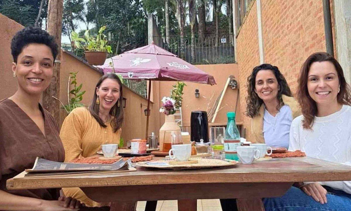 Da esquerda para a direita: Gabriela, J&eacute;ssica, Arieta e Carol se encontram mensalmente no Tea Club