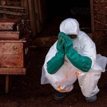 Como os profissionais de saúde estão tratando o Ebola e se mantendo seguros - Jennifer Lazuta/ALIMA