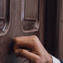 Bater na madeira: a origem antiga do gesto contra o azar e como crenças celtas e germânicas moldaram esse hábito até hoje - Portal Giro 10