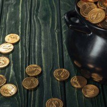 Por que colocar uma moeda no sapato dá sorte? A história de um ritual antigo de prosperidade e viagem - Portal Giro 10