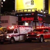 Homem esfaqueia cinco pessoas em estação de metrô de Nova York 
