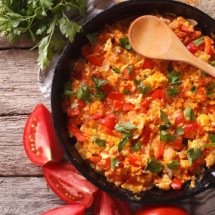 Menemen: o prato turco de ovos com tomate e pimentão que parece omelete, mas tem textura e preparo totalmente únicos - Portal Giro 10