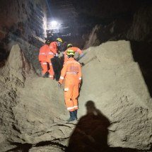 Operário morre ao cair em silo de serragem de fábrica de tijolos em Neves - Corpo de Bombeiros/Reprodução