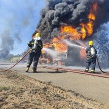 Caminhão com 31t de borracha pega fogo em BR; veja imagens impressionantes - Corpo de Bombeiros/Reprodução