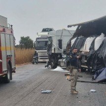 MG: acidente com três carretas deixa um morto e interdita a BR-251 - Reprodução/CBMMG