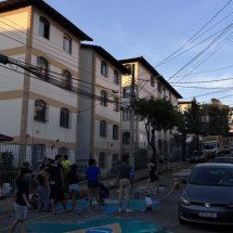 Em clima de copa, voluntários se reúnem para pintar rua próxima a UFMG  - Rafael Silva/EM/DA. Press