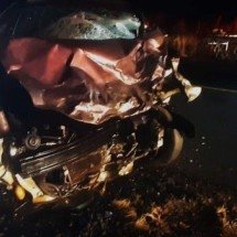 Idoso morre e quatro ficam feridos em batida entre três veículos na MGC-452 - Reprodução/PMrV