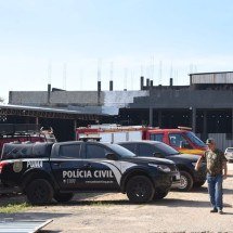 Incêndio em garagem: ruas são interditadas no Bairro Dom Cabral - Gladyston Rodrigues/EM/D.A Press