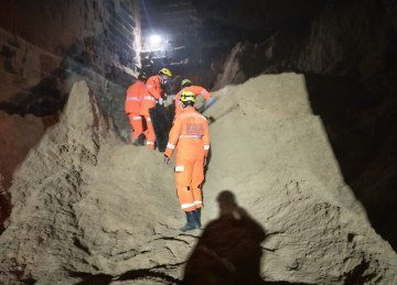Homem cai em silo de serragem e morre durante trabalho em fábrica de tijolos -  (crédito: Corpo de Bombeiros/Reprodução)