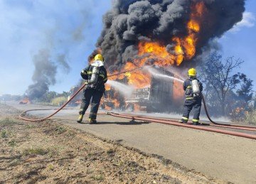 Ao todo, aproximadamente 55 mil litros de água foram utilizados para extinguir o incêndio e realizar o trabalho de rescaldo -  (crédito: Corpo de Bombeiros/Reprodução)