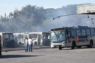 De acordo os bombeiros aproximadamente 20 ônibus foram queimados -  (crédito: Gladyston Rodrigues/EM/DA. Press)