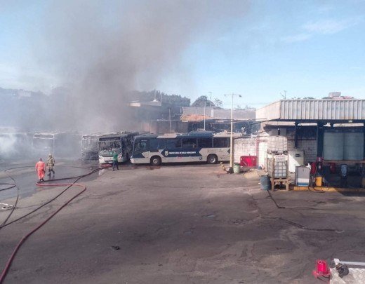 De acordo os bombeiros aproximadamente 20 ônibus foram queimados