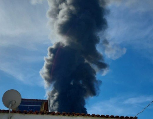 O incêndio teve início na tarde deste domingo (7/6)