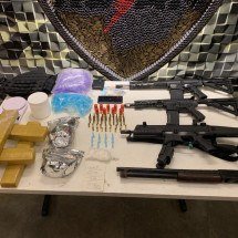 BH: líder de organização criminosa é preso com fuzis e drogas em aglomerado - Rotam/Divulgação