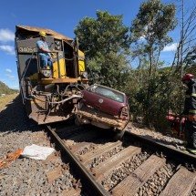 Motorista morre depois de carro ser arrastado por trem em MG - CBMMG