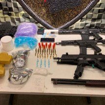 Cerco Fechado: homem é preso com armas e drogas no Aglomerado Serra - PMMG / Divulgação 