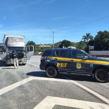 PRF flagra adolescente de 14 anos dirigindo caminhão na 381 em MG - Reprodução/PRF