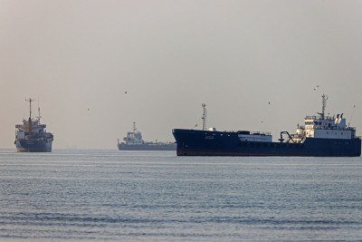 Nesta imagem obtida pela agência de notícias iraniana ISNA em 1º de junho de 2026, embarcações navegam na praia de Suru, em Bandar Abbas, ao longo do Estreito de Ormuz. Os Estados Unidos e o Irã trocaram ataques enquanto as negociações entre os dois lados estagnavam e Teerã insistia novamente que qualquer acordo de paz também deveria abranger a crescente ofensiva de Israel no Líbano. -  (crédito: AMIRHOSSEIN KHORGOOEI / ISNA / AFP)