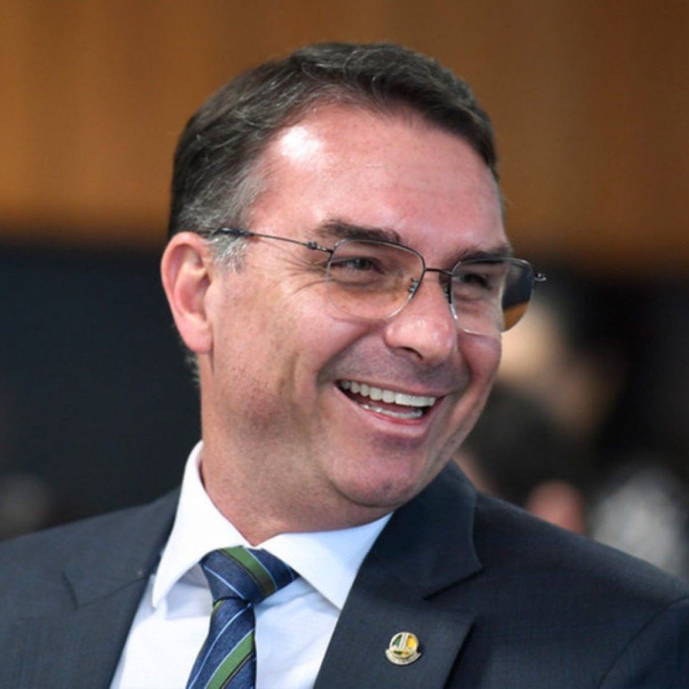 ‘Pode ir pra lá’: redes reagem a Flávio Bolsonaro sobre eleição da Colômbia