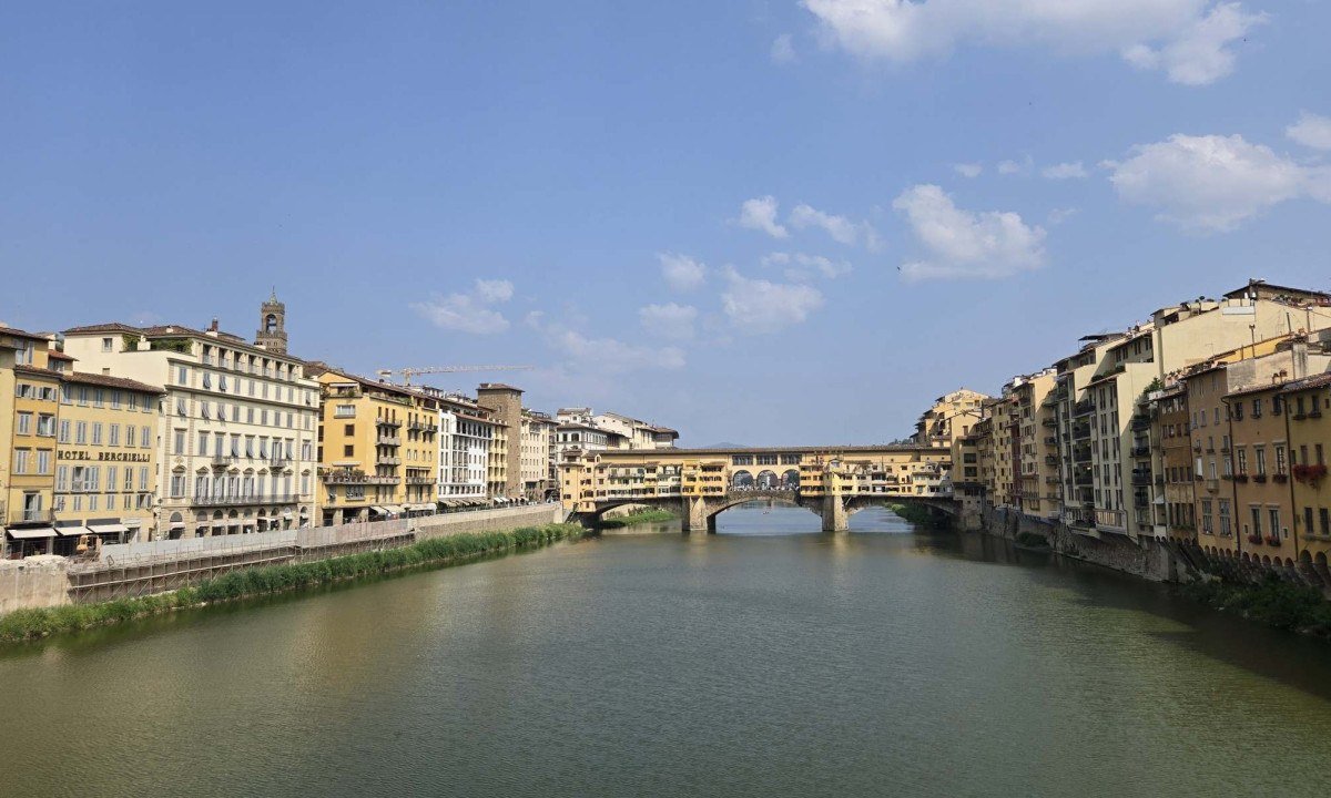 A Ponte Vecchio (Ponte Velha) &eacute; o cart&atilde;o-postal mais famoso de Floren&ccedil;a, na It&aacute;lia, cruzando o rio Arno no seu ponto mais estreito