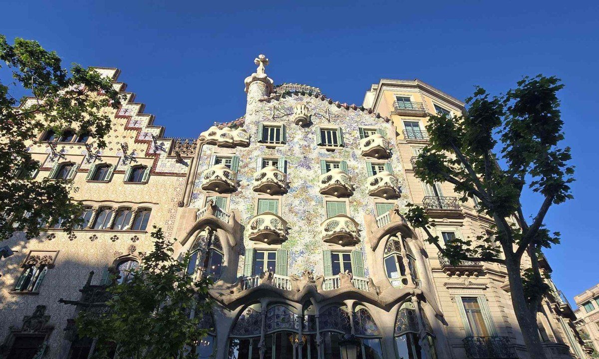 Declarada Patrim&ocirc;nio Mundial pela UNESCO em 2005, a fachada ondulada da Casa Batll&ograve;, de Gaud&iacute;, destaca-se pelo uso de mosaicos de vidro e cer&acirc;mica colorida