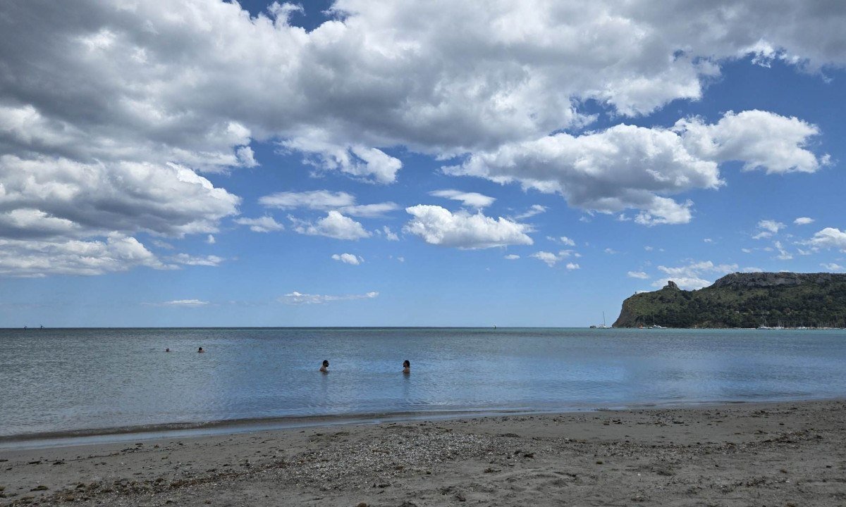 Praia de Poetto, em C&aacute;gliri, com seus &aacute;guas azul-turquesa, oferece um cen&aacute;rio perfeito para relaxar