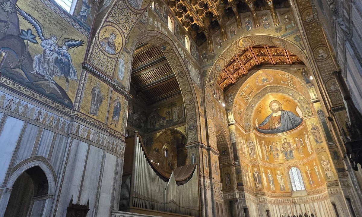 Os mosaicos da Catedral de Monreale, na Sic&iacute;lia (It&aacute;lia), formam a maior e mais importante decora&ccedil;&atilde;o em mosaico bizantino do pa&iacute;s