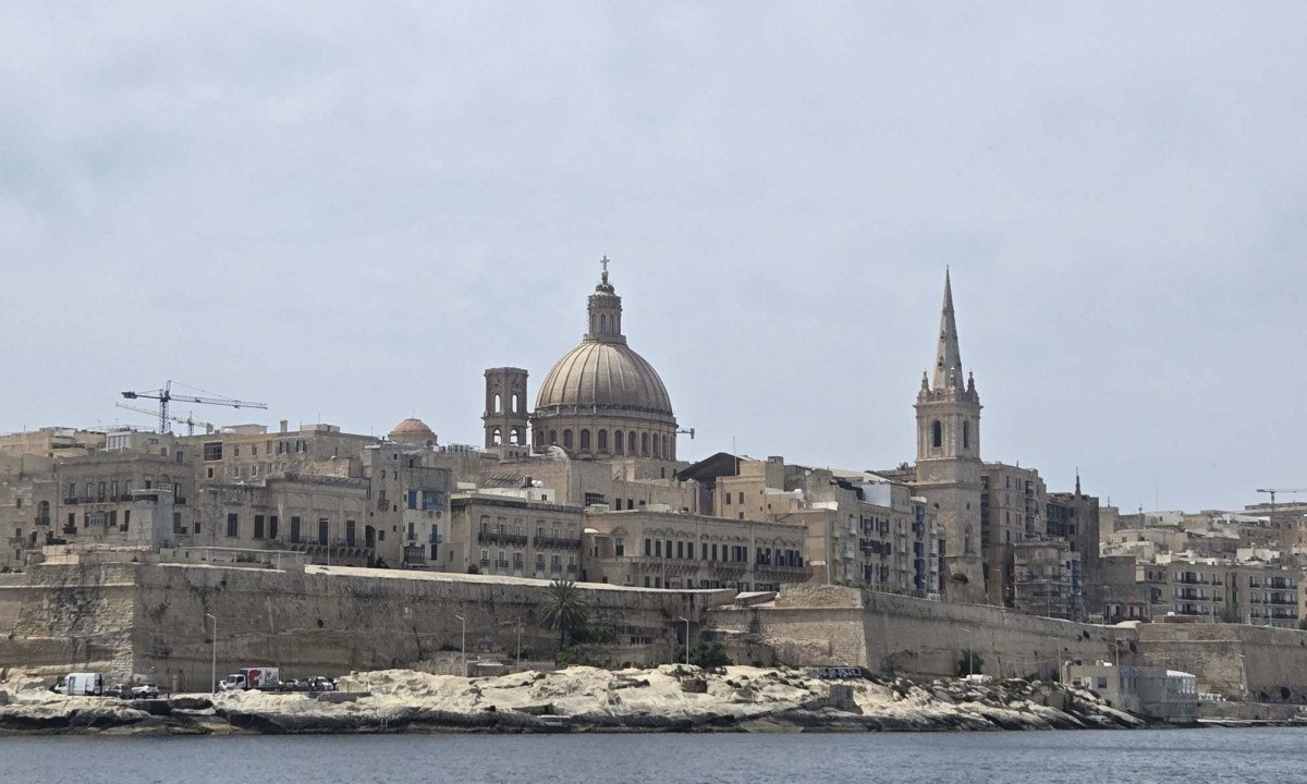  A cidade de Valletta, em Malta, se destaca pela sua monumental arquitetura barroca em tons de dourado