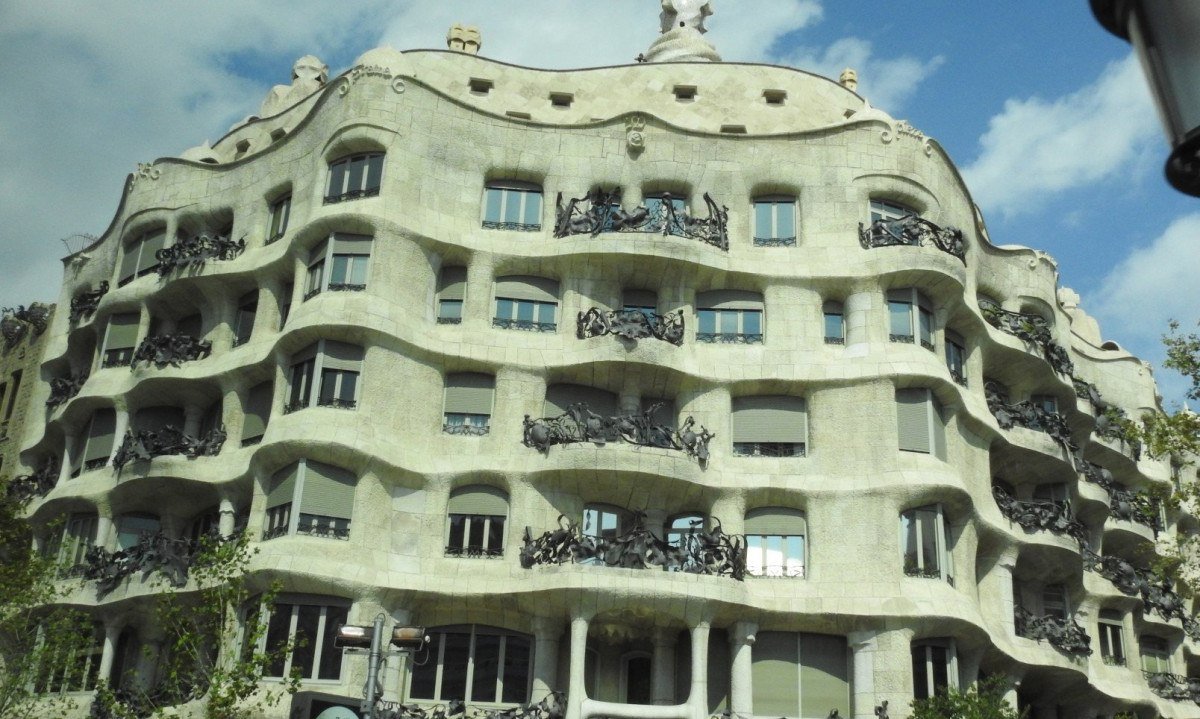 A Casa Mil&agrave;, popularmente conhecida como La Pedrera, &eacute; uma das obras-primas mais ic&ocirc;nicas do arquiteto Antoni Gaud&iacute; e um marco do modernismo catal&atilde;o           