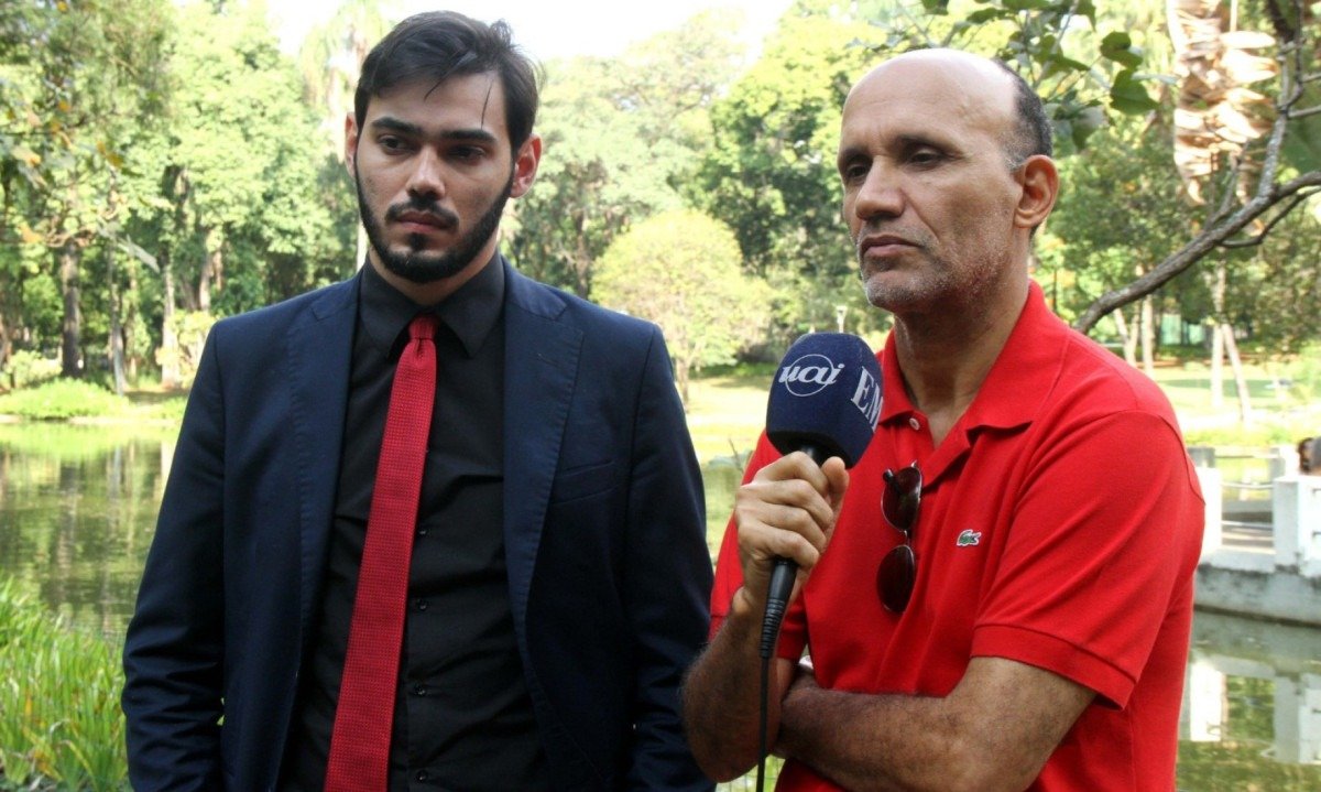 João Bosco Siqueira, ao lado do advogado, fala sobre o desejo de reparação após anos de sofrimento.-Jair Amaral/EM/DA Press