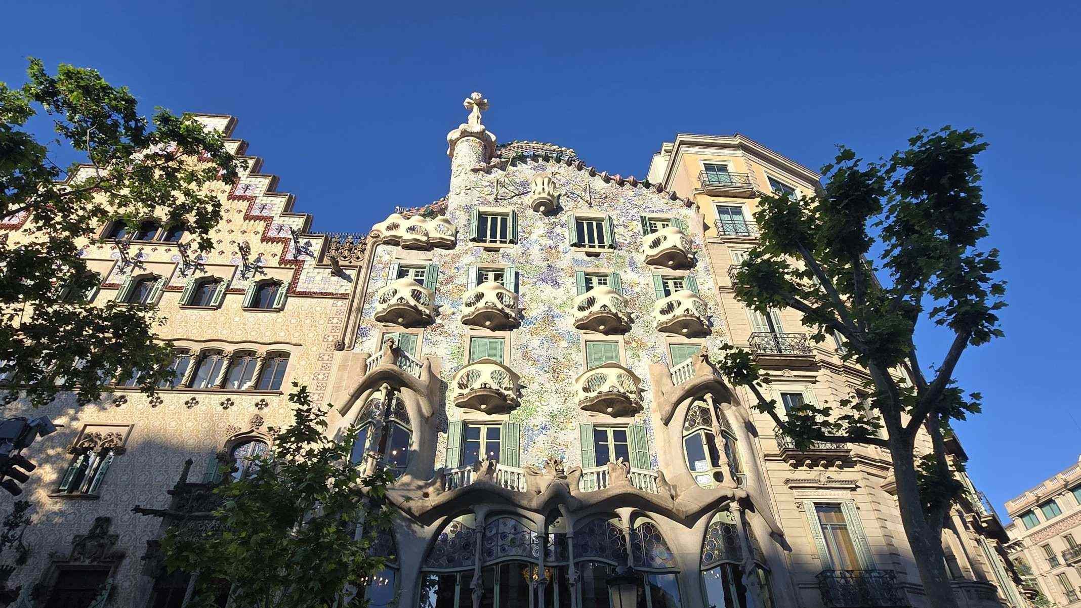 Declarada Patrimônio Mundial pela UNESCO em 2005, a fachada ondulada da Casa Batllò, de Gaudí, destaca-se pelo uso de mosaicos de vidro e cerâmica colorida-Carlos Altman/EM