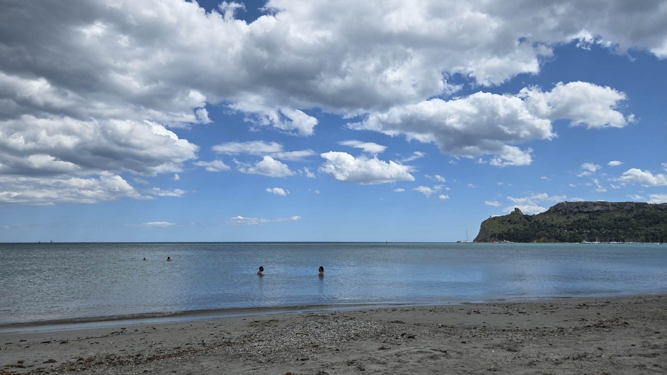 Praia de Poetto, em C&aacute;gliri, com seus &aacute;guas azul-turquesa, oferece um cen&aacute;rio perfeito para relaxar-Carlos Altman/EM