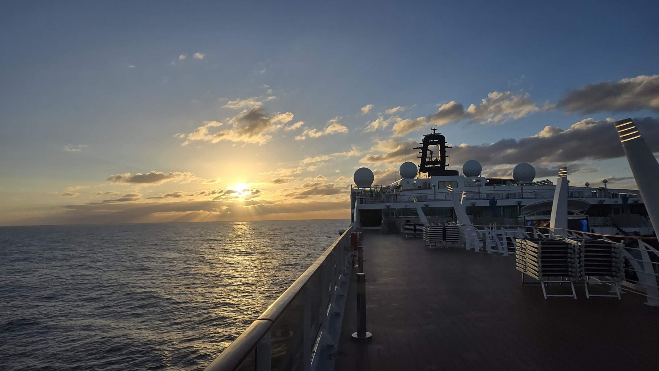 Todos os dias, o pôr do Sol oferece um espetáculo aos passageiros do navio-Carlos Altman/EM