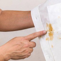 Guia simples para remover manchas de molho de tomate de camisas brancas em casa - Portal Giro 10