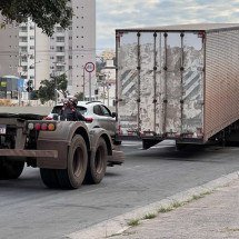 Carreta 'se parte' em duas ao passar por quebra-molas em BH - Edésio Ferreira/EM/D.A.Press