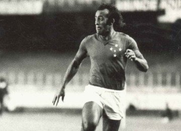 Qualidade do futebol transformou Dirceu Lopes em um dos maiores ídolos da história da Raposa -  (crédito: Arquivo EM)