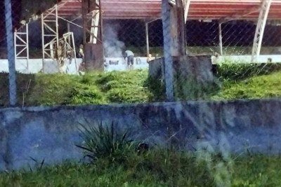 Churrasco realizado na quadra da Escola Municipal Pio XII, em Pouso Alegre, dividiu opini&otilde;es nas redes sociais -  (crédito: Portal Terra do Mandu)