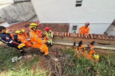 Vítima foi resgatada pelo Corpo de Bombeiros -  (crédito: CBMMG)