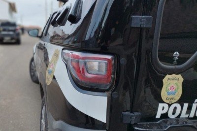 Devido a quantidade de maconha encontrada na casa, a prisão também incluiu tráfico de drogas -  (crédito: Polícia Civil/divulgação)