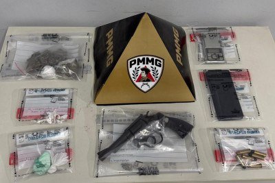 Homem foi preso dentro de casa no bairro Altinópolis, em Governador Valadares -  (crédito: PMMG)
