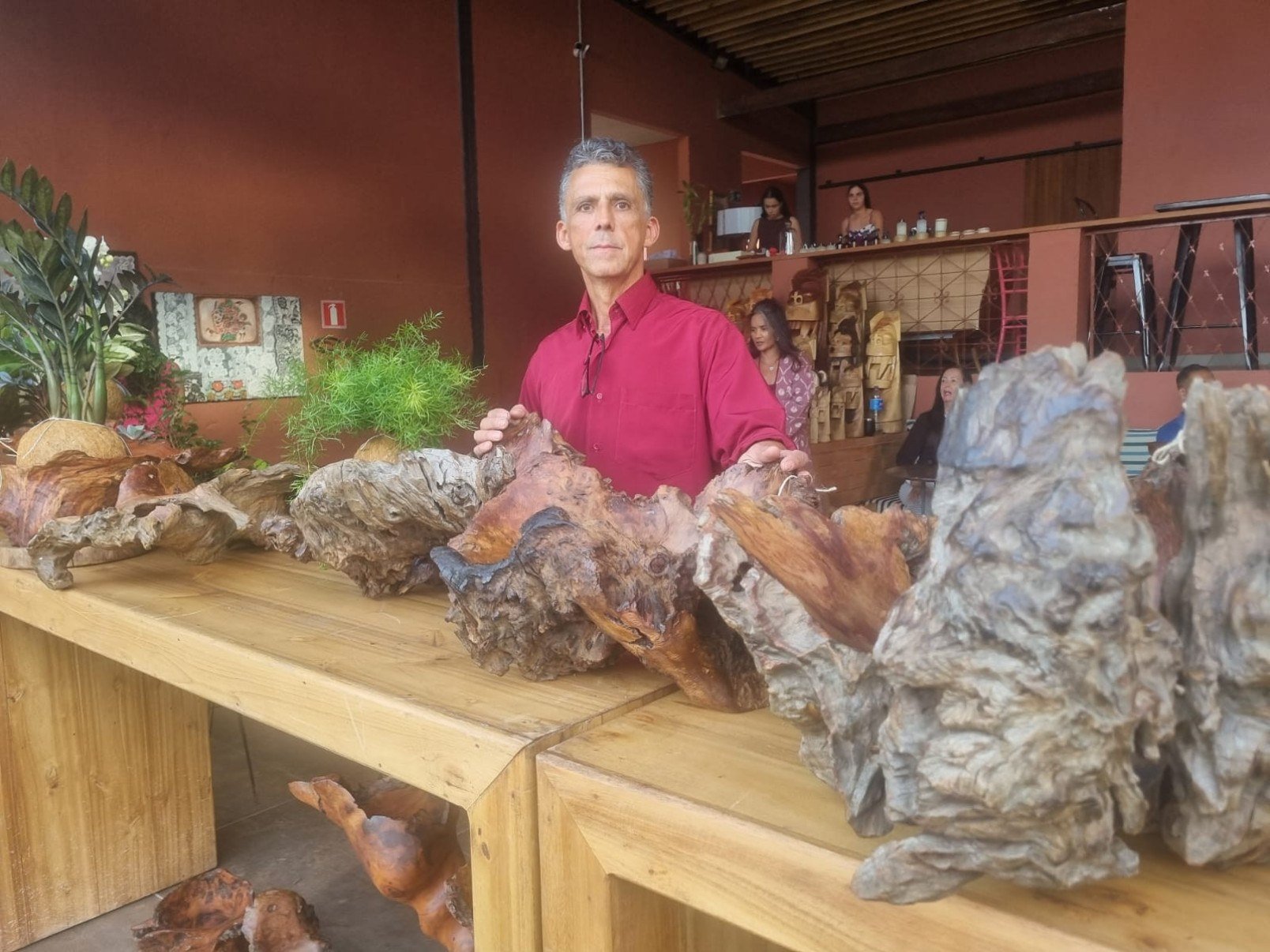 Peças de raízes de árvores, carrancas e gastronomia são destaques em feira