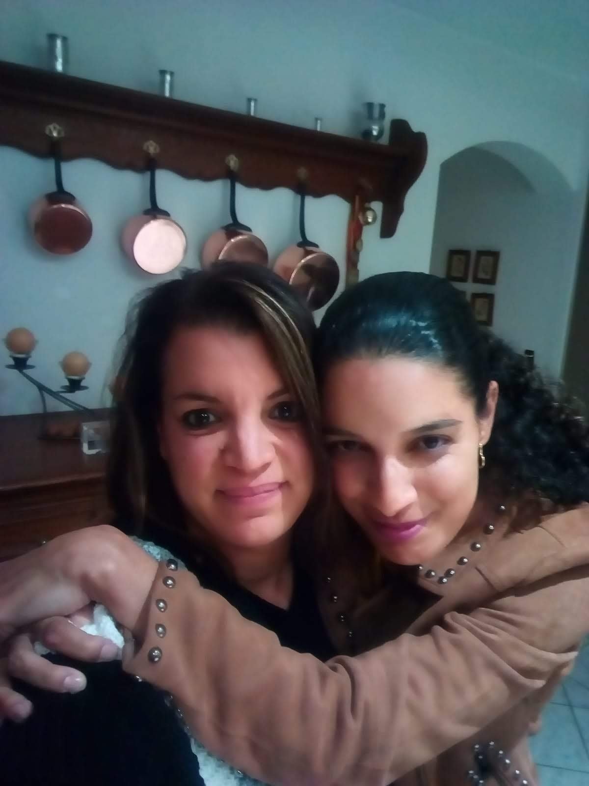 Reencontro de D&eacute;bora (a direita) com a irm&atilde;, Luzia Resende, que foi nomeada como Marie Welma na Fran&ccedil;a, s&oacute; ocorreu quando elas tinham 34 e 32 anos-Arquivo pessoal