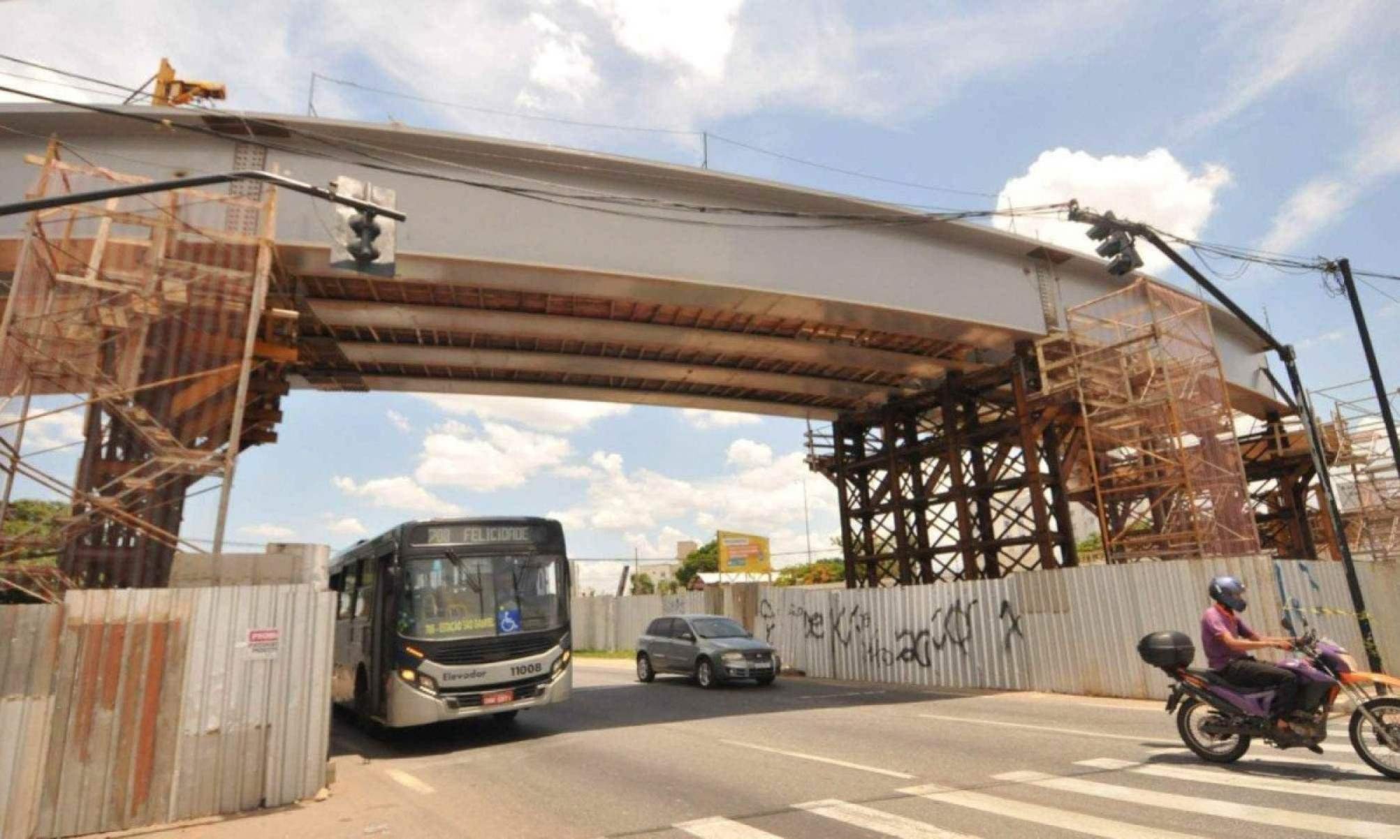 Quatro militares, um m&eacute;dico e um enfermeiro morreram no acidente do "Arcanjo 04", e foram lembrados ao nomear o viaduto.