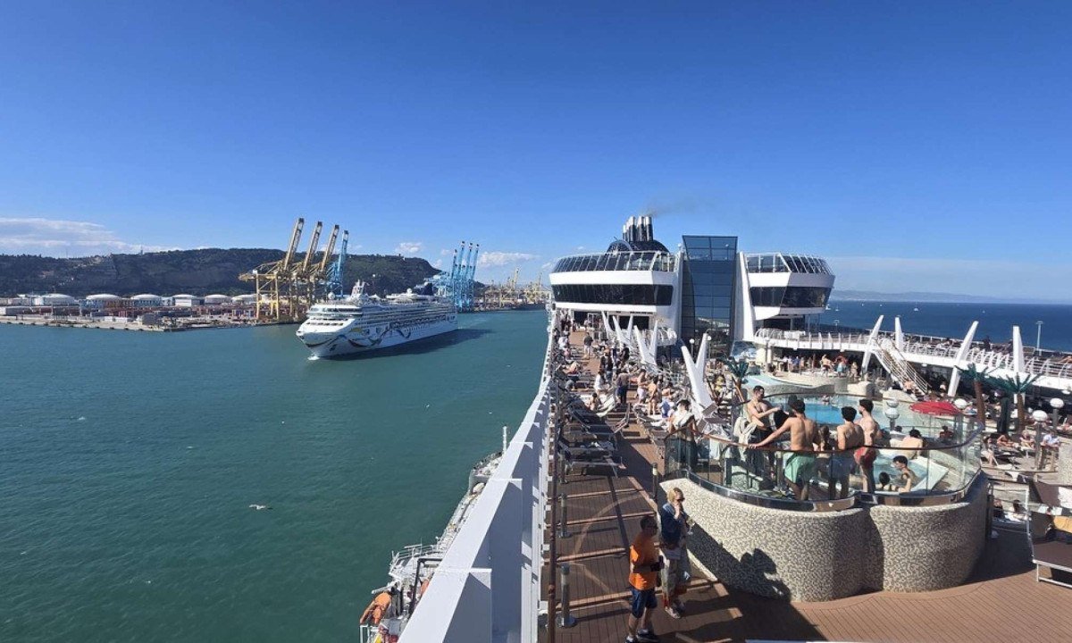 Disputada, piscina o deck superior vira ponto de encontro dos passageiros 