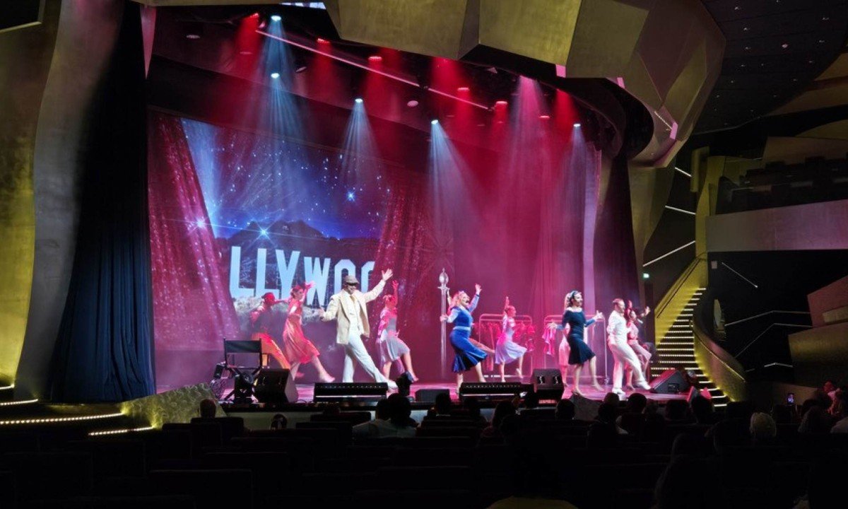 Todos os dias, o grande teatro oferece shows e musicais estilo Broadway 