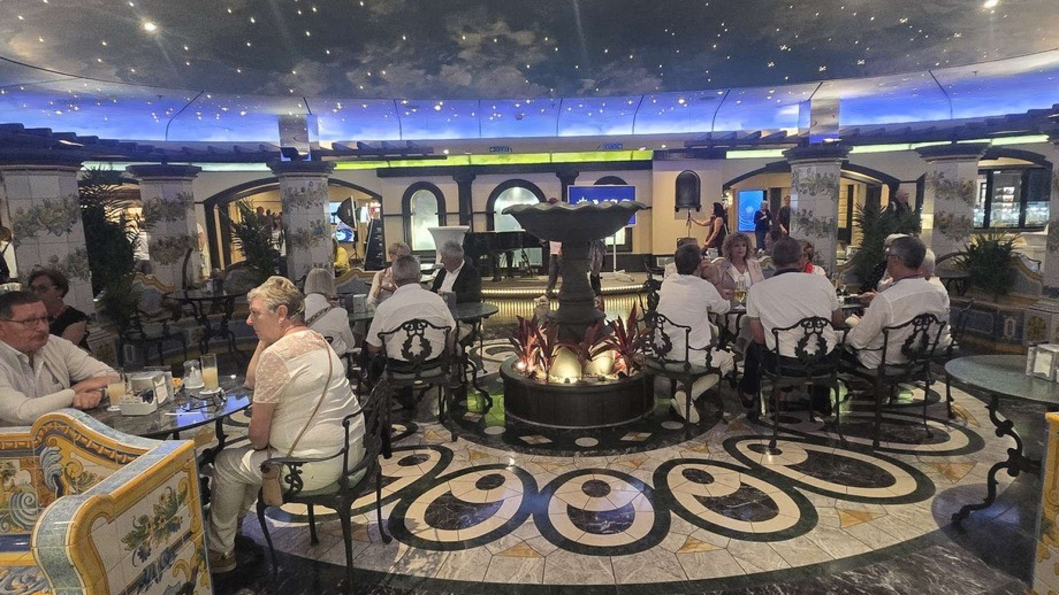 La Piazzetta é a praça italiana e o complexo de doceria, sorveteria e bar presente no MSC Splendida-Carlos Altman/EM