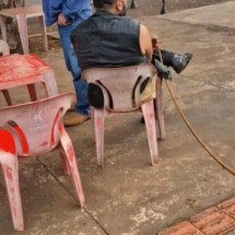Cliente é amarrado em cadeira após comer 4 pastéis e se recusar a pagar - Divulgação/PM-MS… - Veja mais em https://noticias.uol.com.br/cotidiano/ultimas-noticias/2026/06/10/cliente-e-amarrado-a-cadeira-apos-comer-pasteis-e-se-recusar-a-pagar-em-ms.ghtm?cmpid=copiaecola